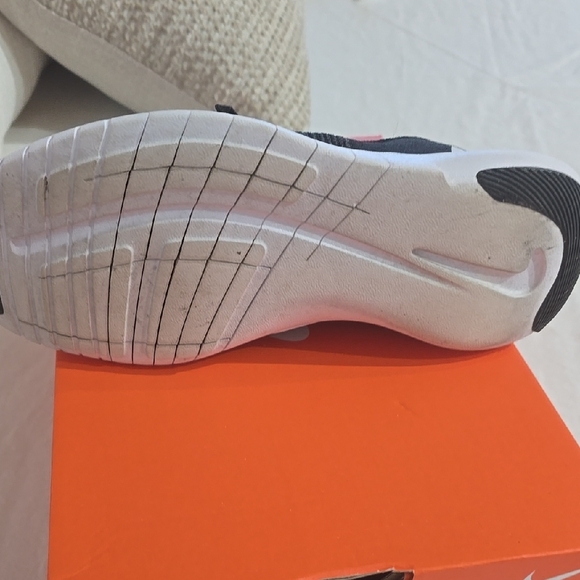 Nike Black Athletic Shoes with Modern Design and Cushioned Sole - Picture 3 of 4